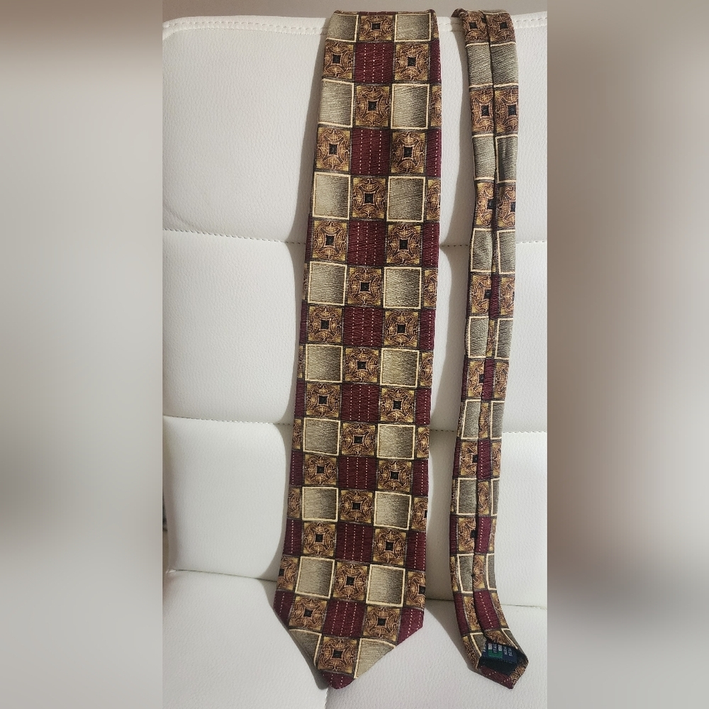 Mulberry Geometric Patterned Tie in Red and Gold 44"